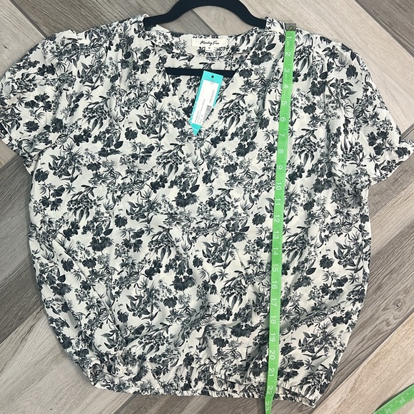 NWT Monday Fun Armani Puff Sleeve Blouse Size M - Picture 9 of 9